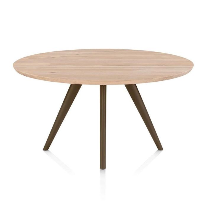 Schuin vooraanzicht van de ronde XOOON eetkamertafel Arvada met naturel eikenhouten blad en Steel Brown onderstel
