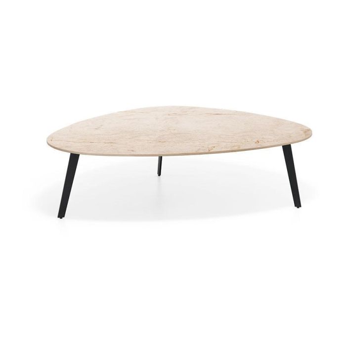 Vooraanzicht van salontafel Gajiru met een licht keramieken Cremona-blad en slanke zwarte metalen poten
