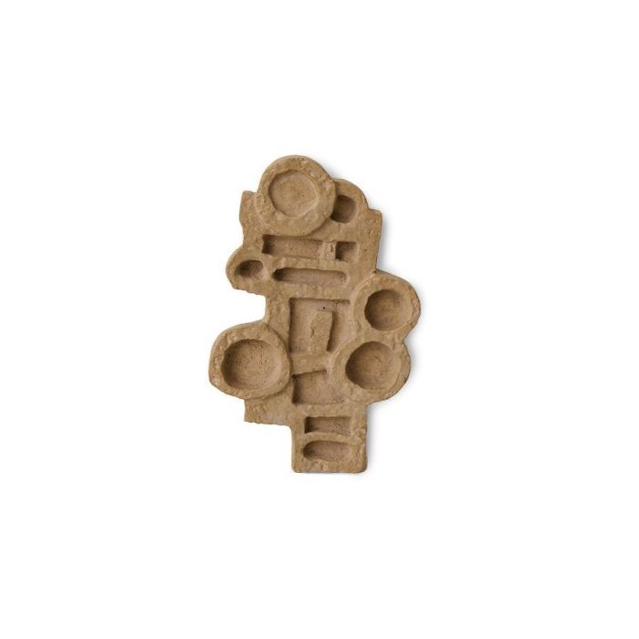 Compacte keramieken wandsculptuur in een warme aardetint met abstract geometrisch reliëf