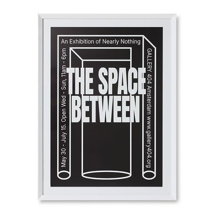 The Space Between zwart-witposter met grafische typografie in een witte lijst