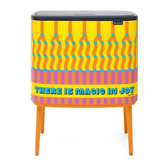 Brabantia Bo Touch Bin Yinka Ilori met geel, oranje, roze en blauw dessin op oranje poten.