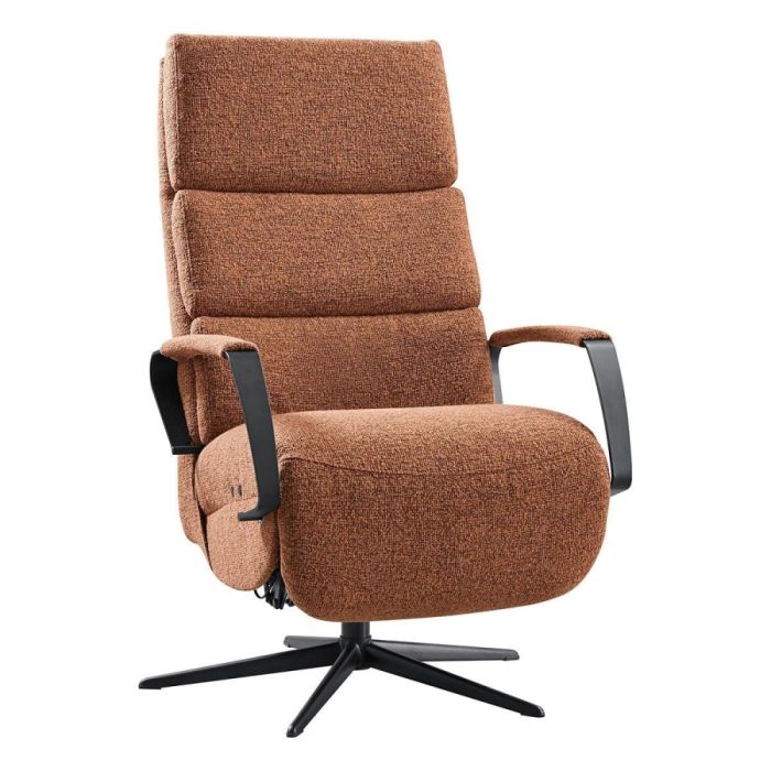 INHOUSE relaxfauteuil Helara L cognac met zwarte metalen armleuningen en 5-teensvoet.