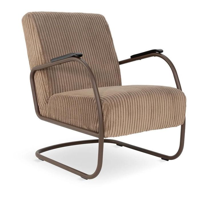 Schuin vooraanzicht van fauteuil Retro van Spinder Design in Espresso met horizontaal gestikte stoffering en zwart sledeframe