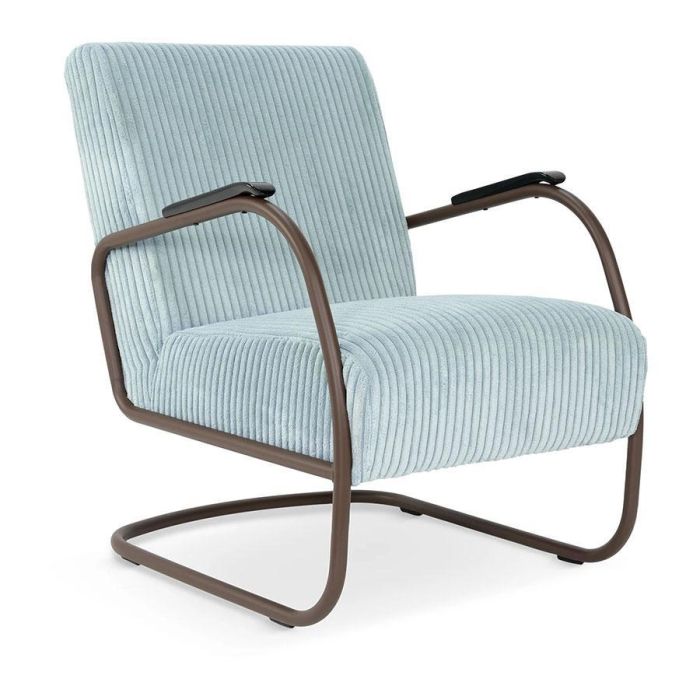 Schuin vooraanzicht van Spinder Design fauteuil Retro in stof Hazy Blue met frame in Chocolate Brown