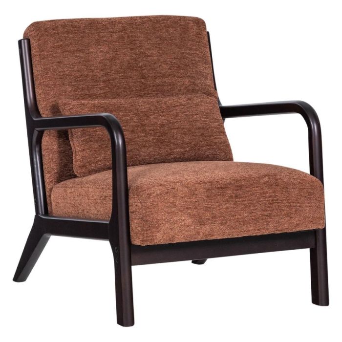 Bruine WOOOD Mark fauteuil met chenille bekleding, donker houten frame en rugkussen.