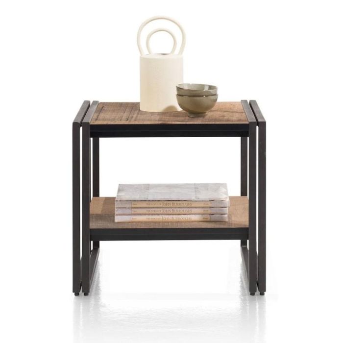 Henders & Hazel Avalon bijzettafel met naturel houten bladen en zwart metalen frame.