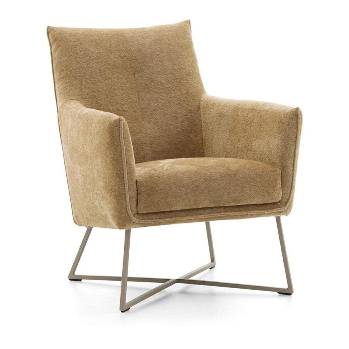 Schuin vooraanzicht van Baenks fauteuil Fernhill in camelkleurige stof met bruin kruisframe