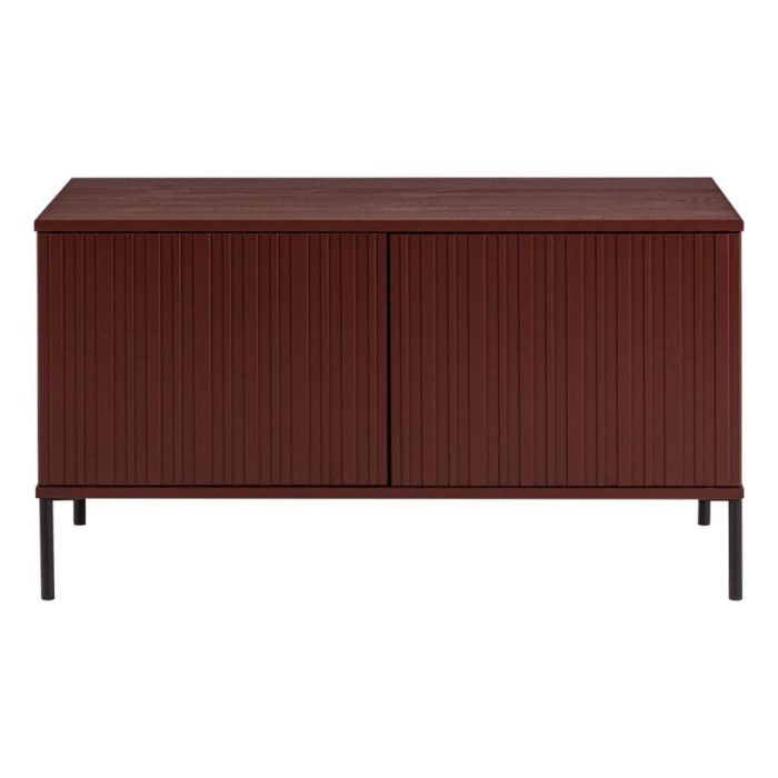 WOOOD New Gravure tv-meubel bordeauxrood met reliëfdeuren en zwarte poten.