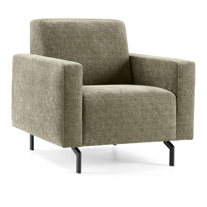 Schuin vooraanzicht van Baenks fauteuil Cumberland in olijfgroene Feel Cozy-stof met zwarte poten