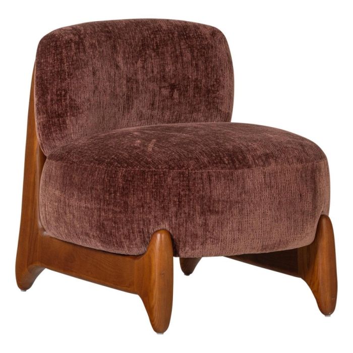 Paarsbruine WOOOD fauteuil Runi met velvet bekleding en warm houten frame.