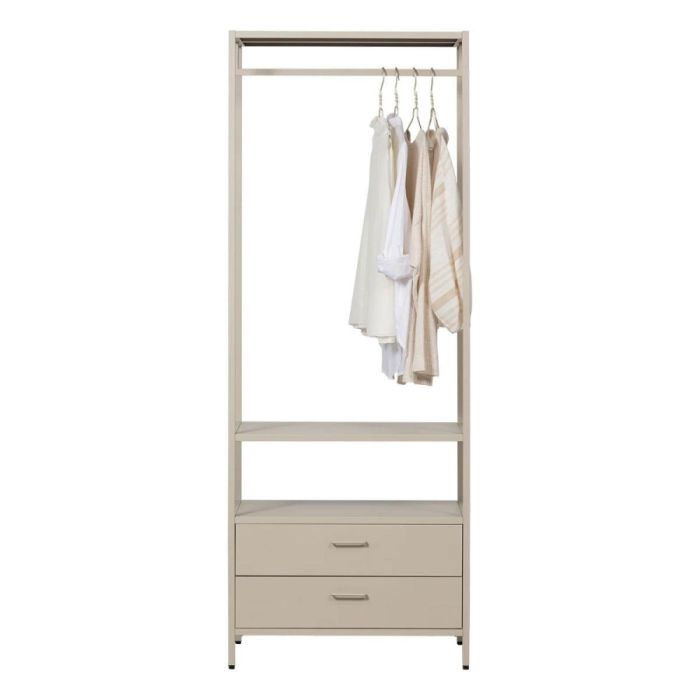 WOOOD Ferris open kledingkast in zandkleurig metaal met kleding, planken en twee lades.