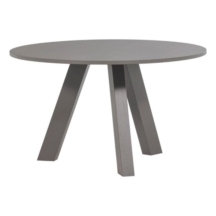 WOOOD Rhonda ronde eettafel van warmgrijs eikenhout met drie schuin geplaatste poten.