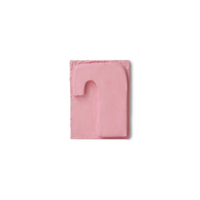 Vooraanzicht van roze wanddecoratie Crave uit de Pocket Exhibits-serie met abstract sculpturaal reliëf