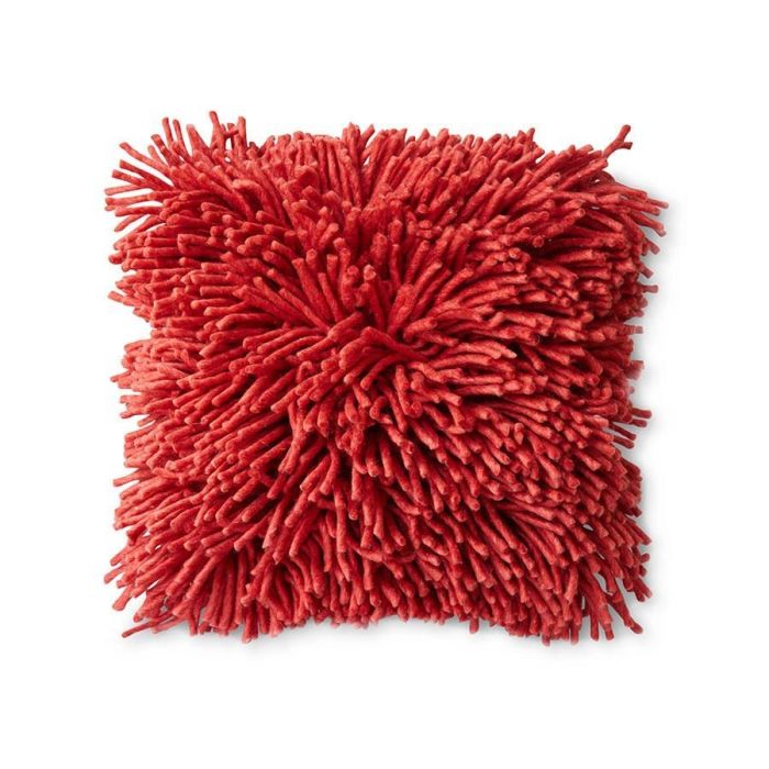 Vooraanzicht van vierkant sierkussen Rugged Woolen in Cherry Red met een hoogpolige structuur