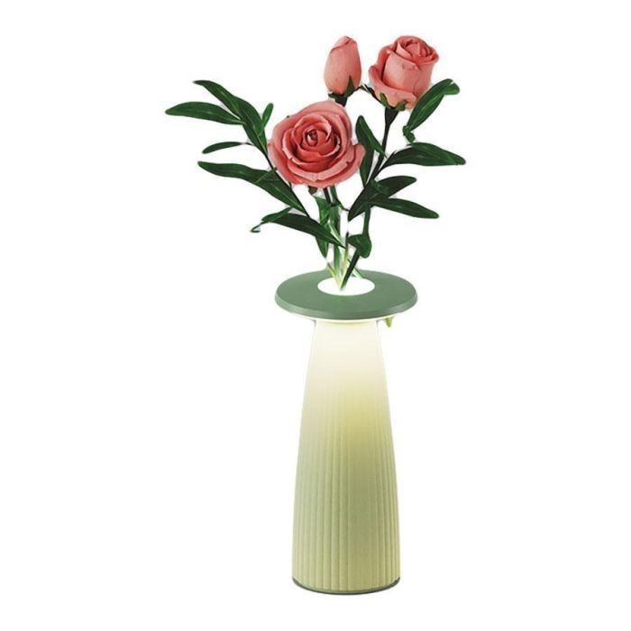 Groene tafellamp Flora Mini met organische bloemvormige kap, ronde lichtbron en slanke voet