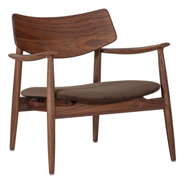 WOOOD fauteuil Bask van walnoothout met bruine velvet zitting en gebogen armleuningen.
