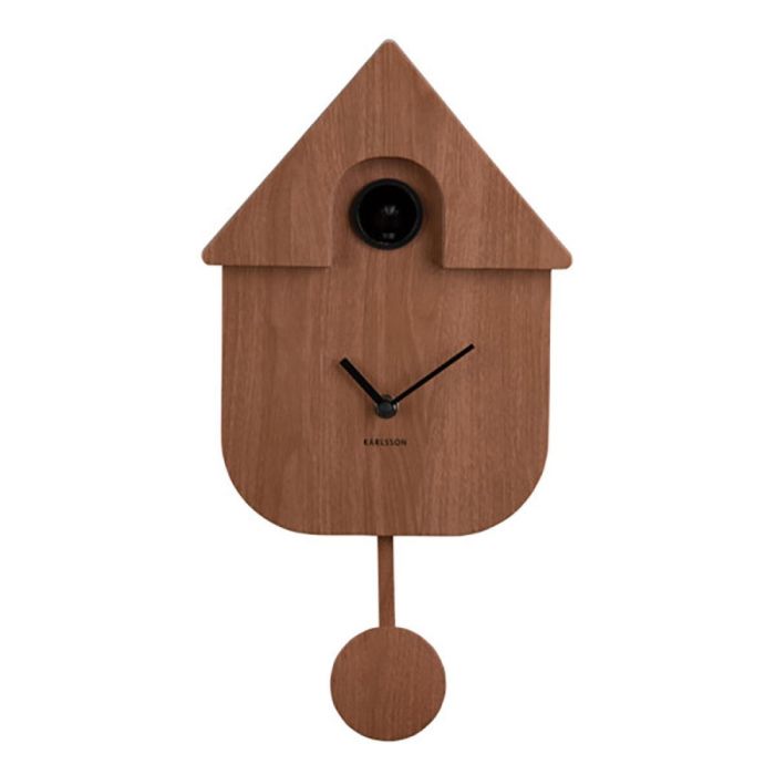 Karlsson Modern Cuckoo wandklok in donkere houtlook met zwarte wijzers en ronde slinger.