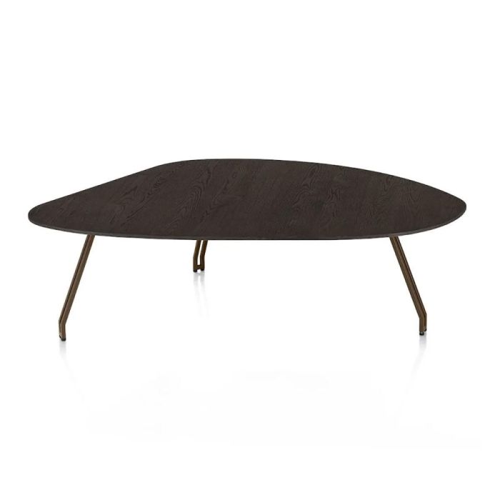 Henders & Hazel Mogana salontafel van donker eiken fineer met organisch gevormd blad en slanke poten in steelbrown.