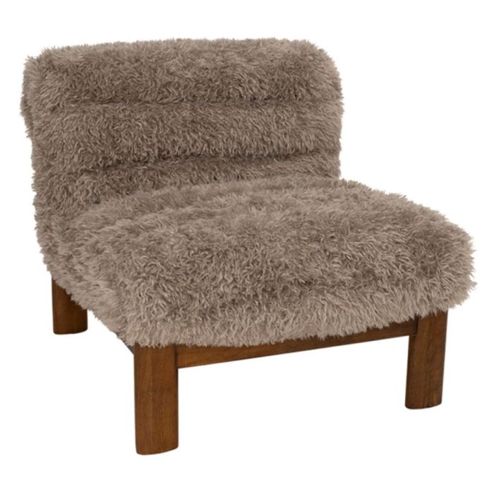 Urban Nature Culture fauteuil Poodle Hair in warm taupe met zachte poodle-stof en houten poten, vrijstaand gefotografeerd.