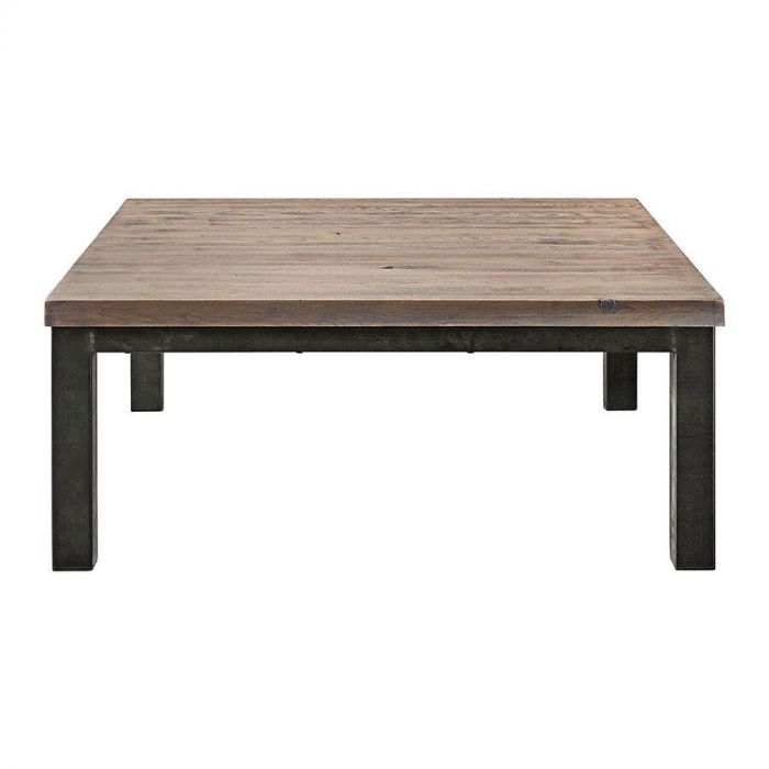 Vooraanzicht van de robuuste eikenhouten salontafel Hevano met metalen poten.