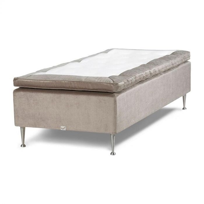 Boxspring Birka Frame Plus van Viking, zijaanzicht met gestoffeerde box en topper op elegante metalen poten.
