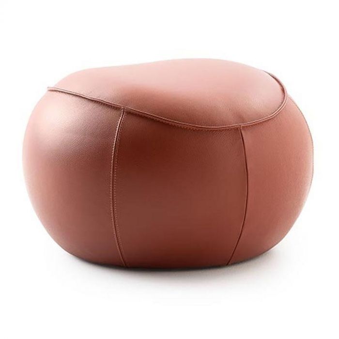 Close-up van de Pode Bowan poef in leer, in een warme roodbruine kleur.