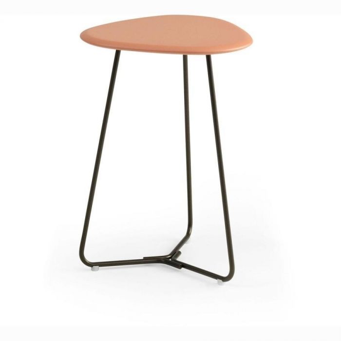 Pode Tripod bijzettafel in modern interieur met ronde hanglamp en gele designbank.