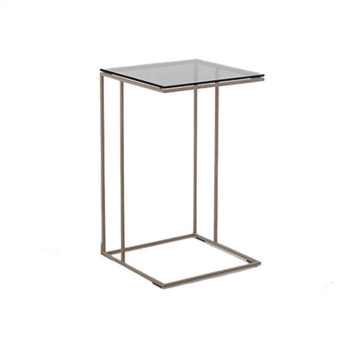 Wireless bijzettafel van Bert Plantagie naast een bank, ideaal om over de zitting te schuiven.