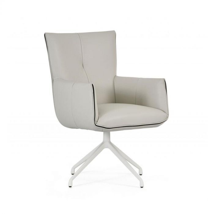 Vooraanzicht van de Montèl Hillary eetkamerstoel in lichtgrijs leder Havanna met witte draaivoet en zwarte biesafwerking.
