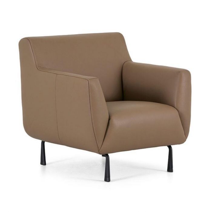 Schuin vooraanzicht van de Montèl fauteuil met afgeronde armleuningen en luxe lederen bekleding in warme bruintint.