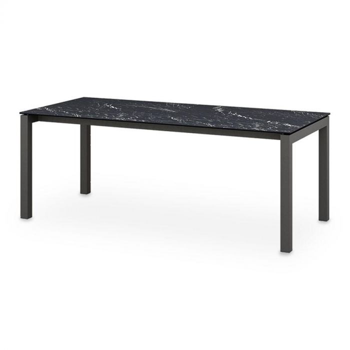 Julia eettafel met zwart keramisch blad en metalen frame.