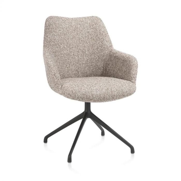 Vooraanzicht van de XOOON eetkamerstoel Mats in koperkleur – een moderne draaibare stoel met armleuningen en een zwarte metalen poot.