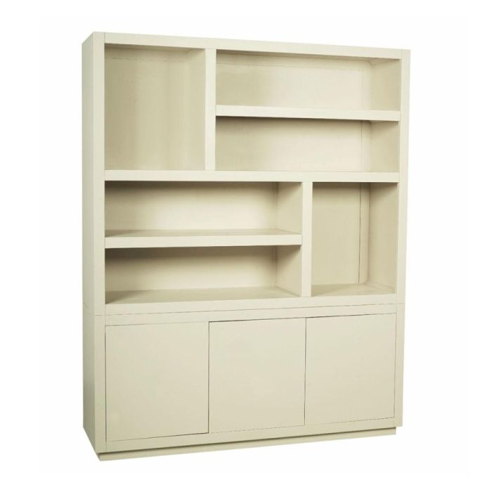 Beige Starfurn kast Brussel XL met asymmetrische open vakken en gesloten opbergdeuren.
