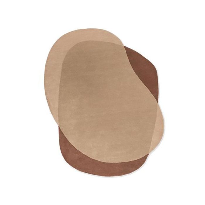 Vloerkleed Element Moore Caramel met organische vormen en gelaagd patroon in verschillende bruintinten, gefotografeerd van bovenaf op een witte achtergrond.