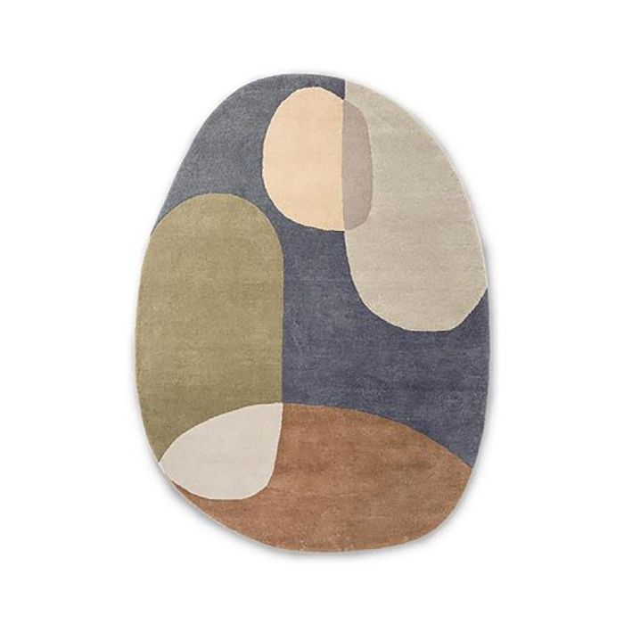 Ovaal vloerkleed Miller Fall met organische vormen in warme aarde- en blauwtinten, vooraanzicht op witte achtergrond.