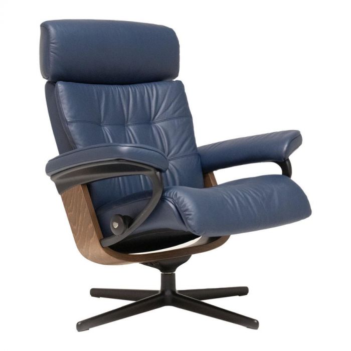 Stressless Erik relaxfauteuil in blauw leer, driekwart zijaanzicht, met houten details en zwarte stervormige draaivoet.