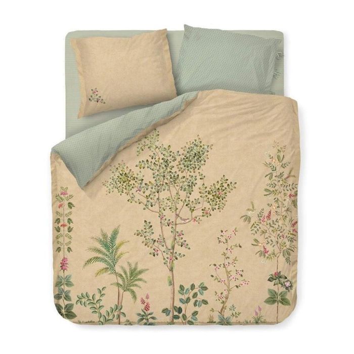 Het Fata Morgana 2-persoons dekbedovertrek in een rustige slaapkamer, met een combinatie van zachte kleuren en weelderige bloesembomen.