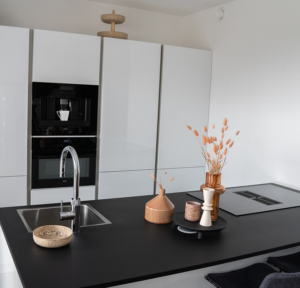 Meerdere woonaccessoires op een kookeiland