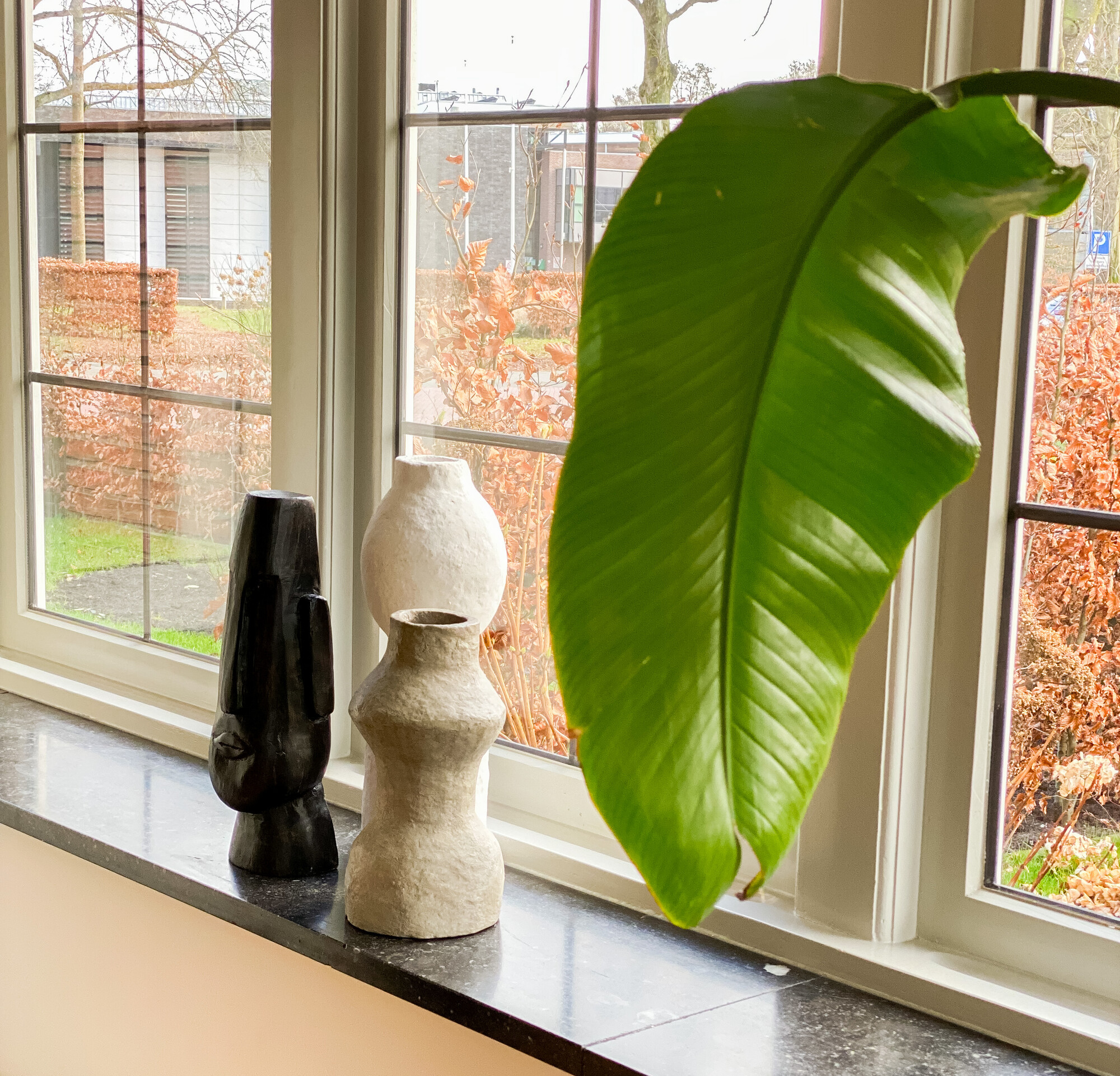 De vensterbank met neutrale accessoires