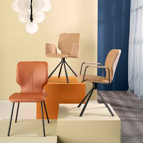 Twee Bert Plantagie eetkamerstoel Kenza aan een eetkamertafel