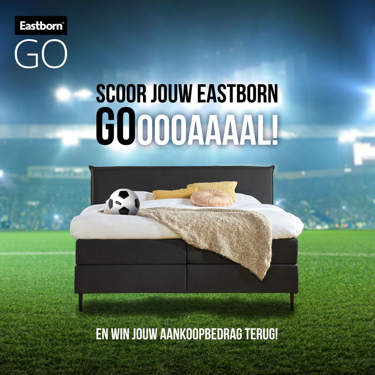 Eastborn GO boxspring bed op een voetbalveld met voetbal, stadionverlichting en promotietekst voor de Eastborn GO-actie waarbij je het aankoopbedrag kunt terugwinnen.