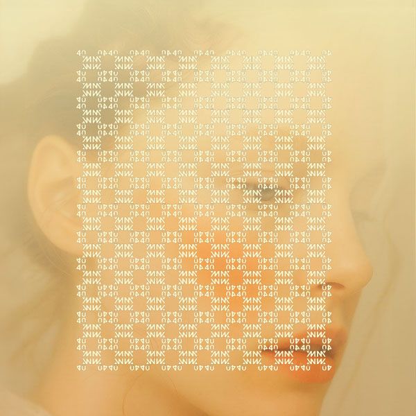 Close-up van vrouwelijk gezicht met warme oranje gloed en grafisch patroon, sfeerbeeld van Montèl campagne