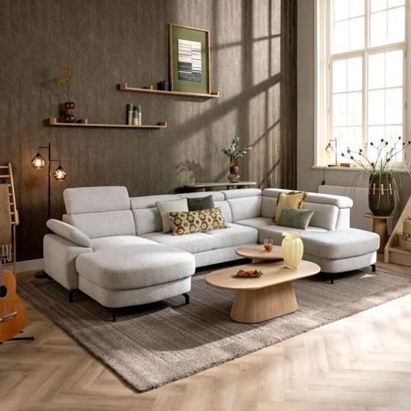 Hoekbank Pertina van Henders & Hazel in lichte stof in warme woonkamer met houten salontafel en vloerkleed