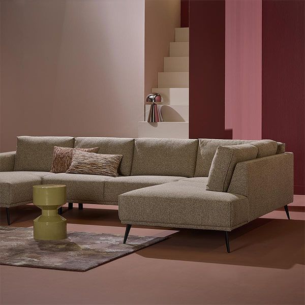 Beige hoekbank Visure in modern interieur met warme roze en rode tinten en stijlvolle accessoires