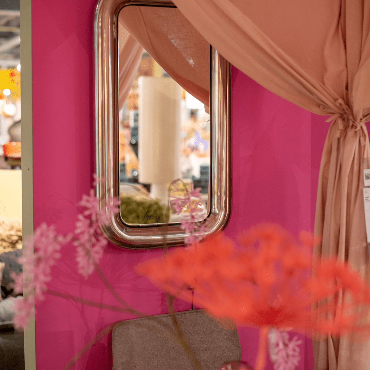 foto wand met verschillende kleuren fotolijstjes bij de stijl eclectisch interieur