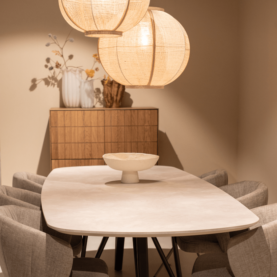 Japandi stijl eettafel en eetkamerstoelen met verlichting en een kast