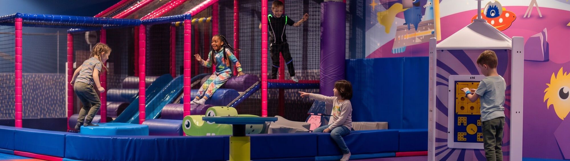 Het kinderdorp van Home Center met glijbaan en speeltoestellen