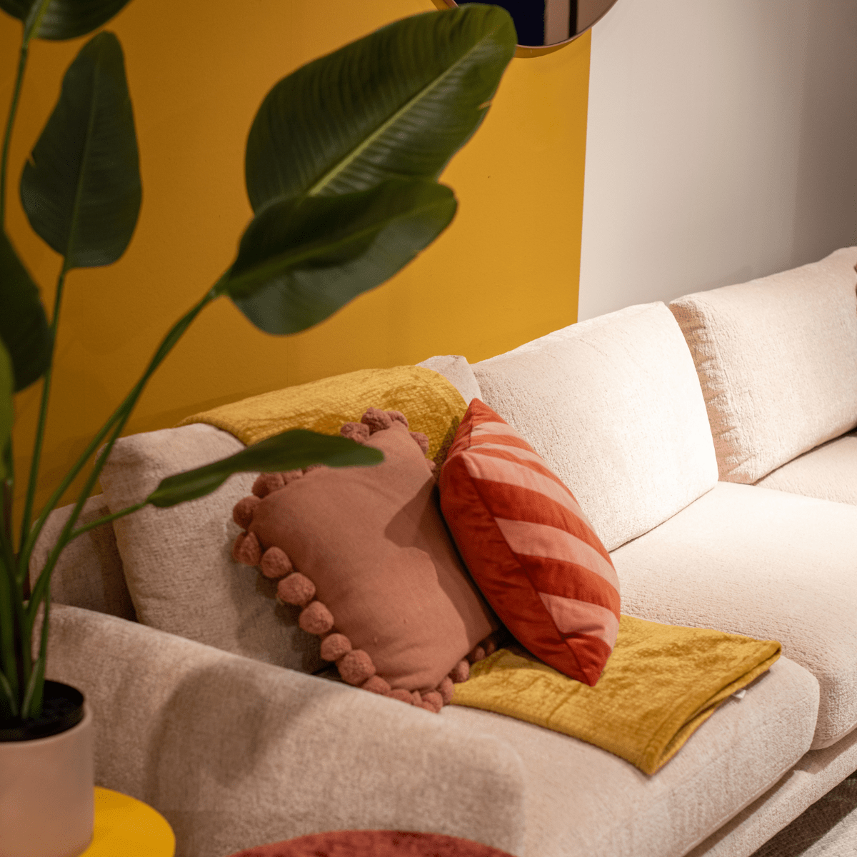 afbeelding van een kleurrijk behang en een beige kast in de woonstijl eclectisch interieur