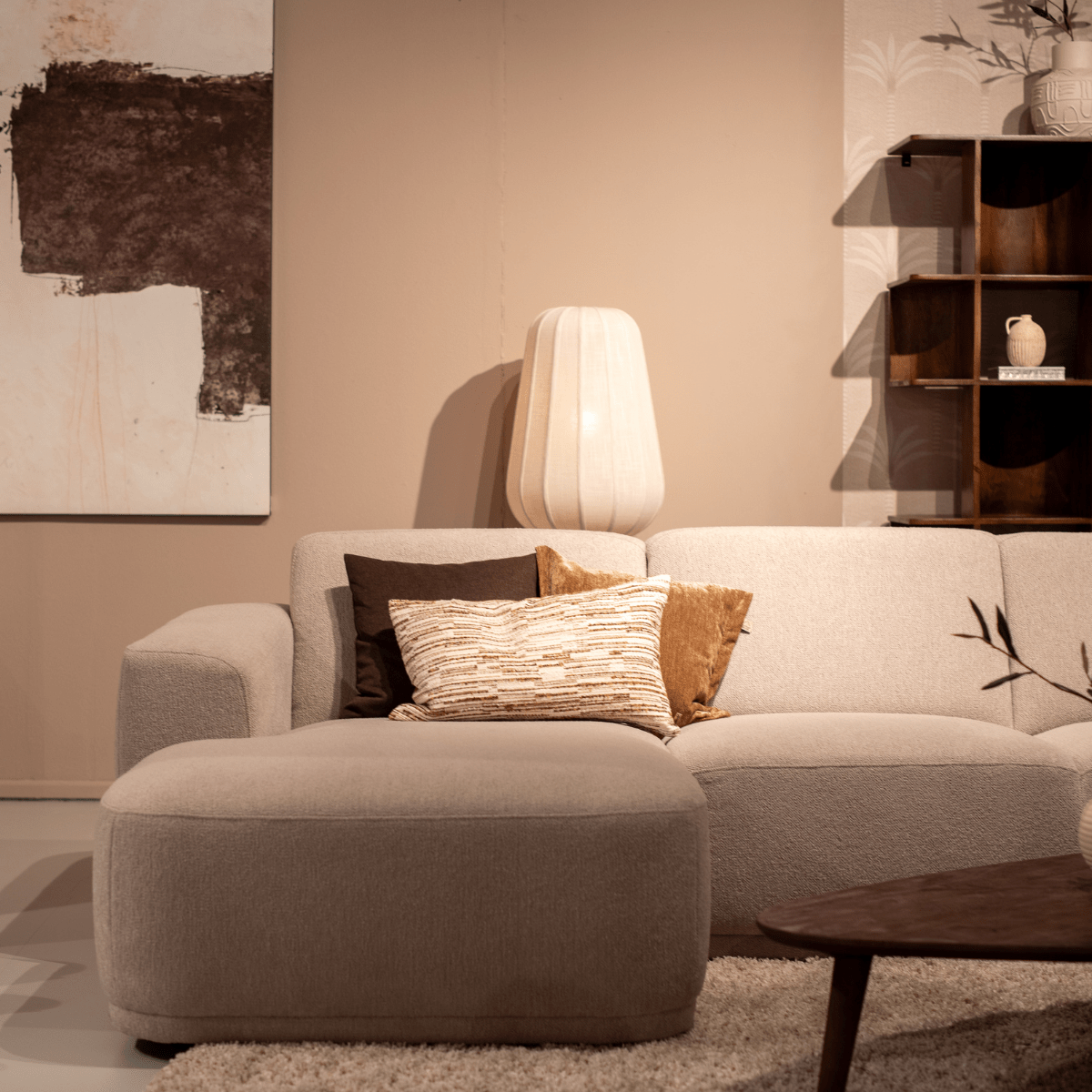 inhouse eetkamertafel en eetkamerstoelen in een minimalistische woonstijl