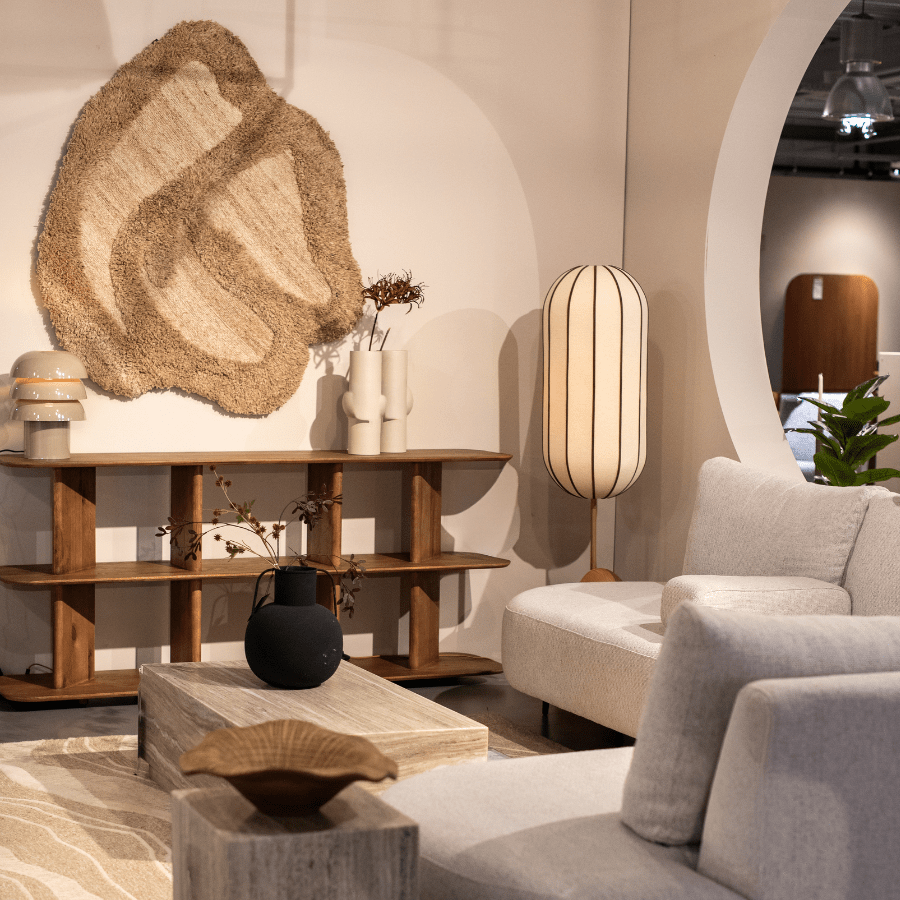 hoekbank in de woonstijl Japandi met een hocker en woonaccessoires